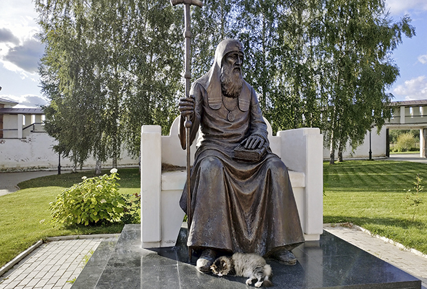 У ног патриарха. Иов — первый патриарх Московский и всея Руси (родился и умер в Старице) и кот 