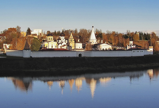 Старица. Успенский монастырь. Вид с противоположного берега Волги