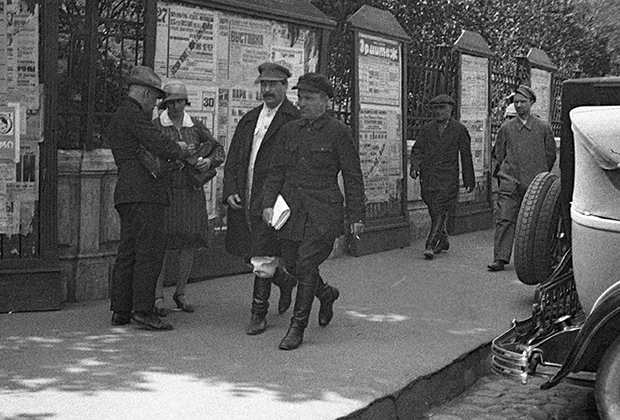 Иосиф Сталин (слева) и Сергей Киров (справа) направляются на заседание XVI съезда ВКП(б)