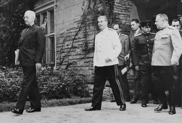 Президент США Гарри Трумэн и глава СССР Иосиф Сталин гуляют в саду дворца Цецилиенхоф во время Потсдамской конференции в Германии. Николай Власик — справа