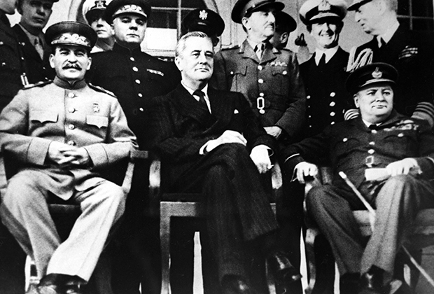Тегеранская конференция (28 ноября — 1 декабря 1943 года). Слева направо: глава СССР Иосиф Сталин, президент США Франклин Рузвельт и премьер-министр Великобритании Уинстон Черчилль 