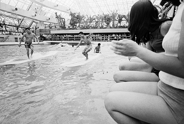 Японская молодежь в бассейне. Токио, 1967 год. Фото: Bunji Watanabe / AP
