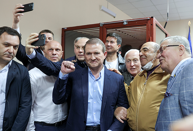 Медведчук и его соратники позируют во время перерыва в судебном заседании в Киеве 13 мая 2021 года