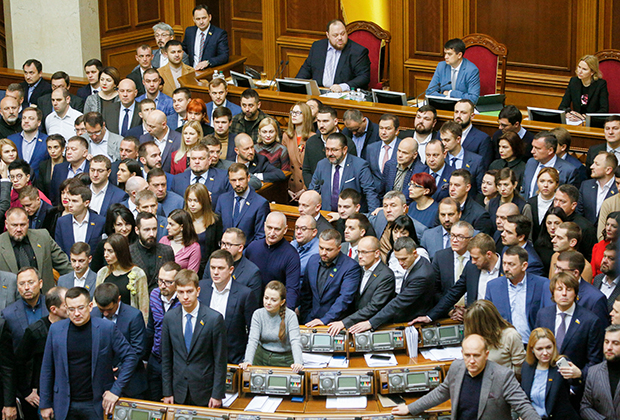 Депутаты партии «Слуга народа» во время заседания Верховной Рады 29 октября 2019 года