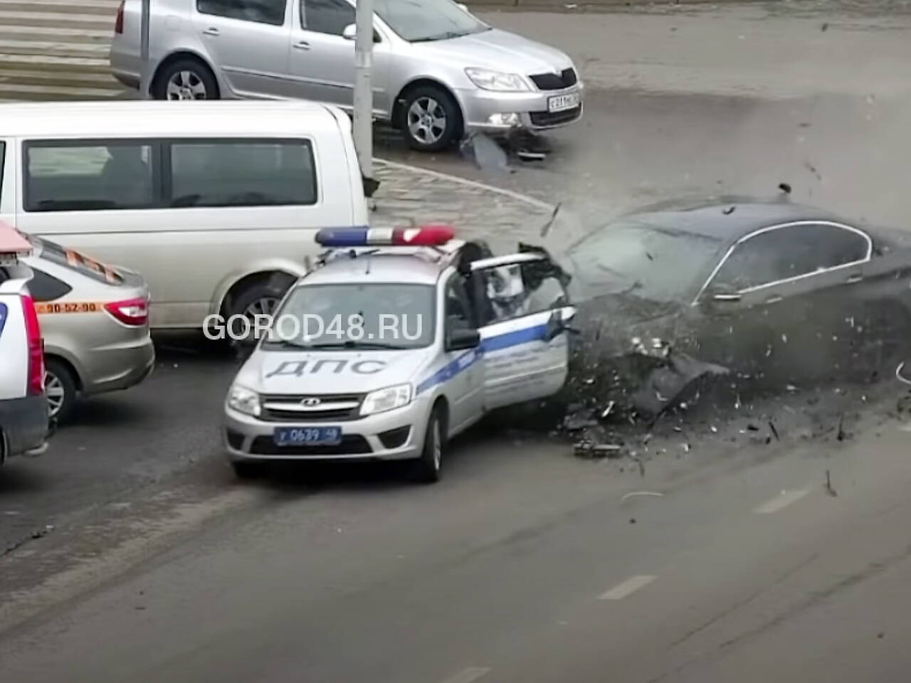 Массовое ДТП с машиной ДПС в российском городе попало на видео: Общество:  Россия: Lenta.ru