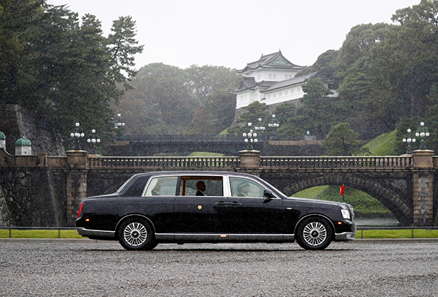 Император Японии Нарухито прибывает во дворец в Токио в день его официального возведения на трон 