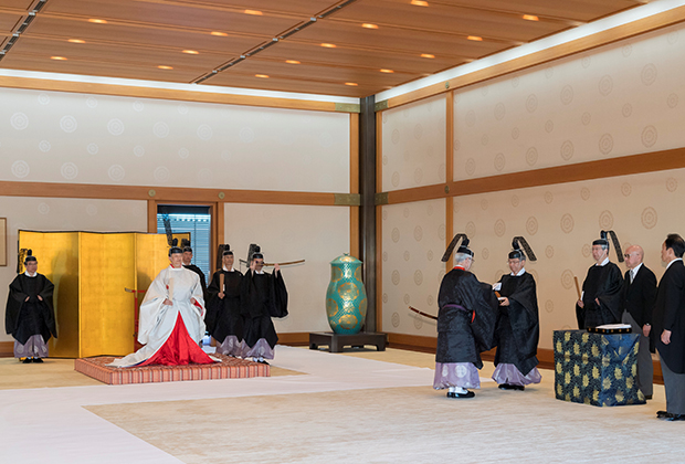 Новый император Японии Нарухито во время традиционного ритуала в одном из залов в Императорском дворце 
