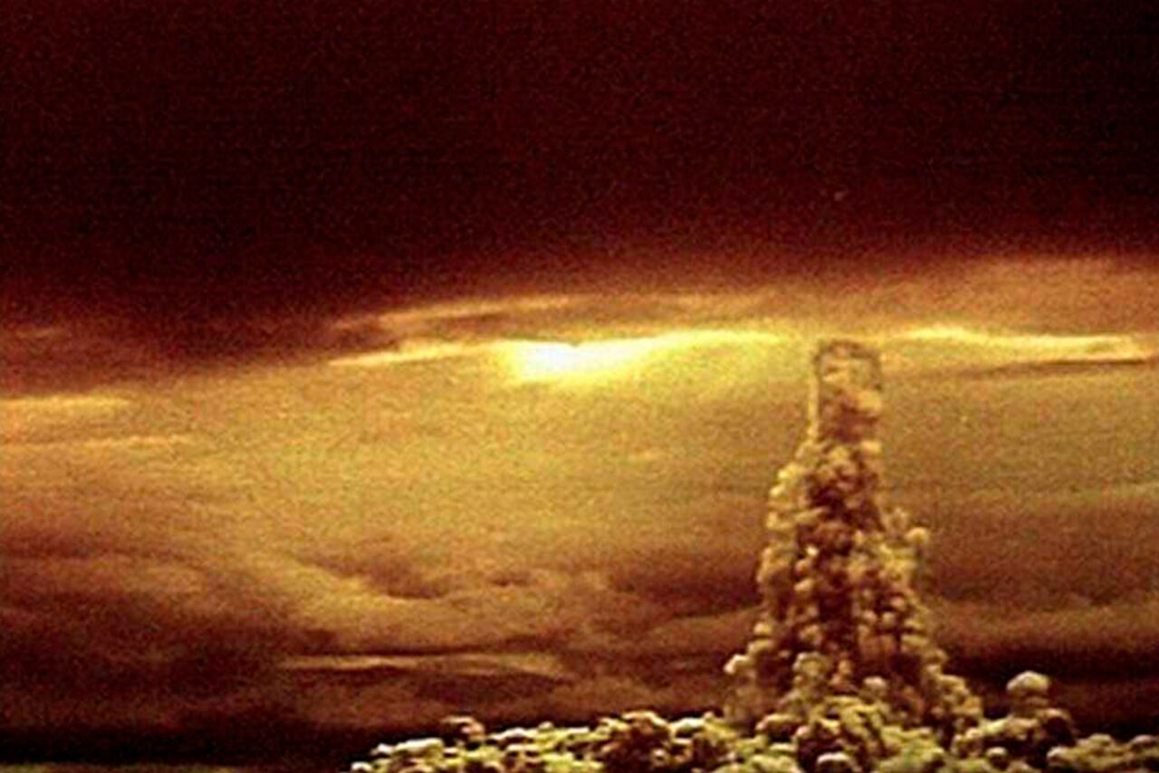 Мощнейший ядерный взрыв в истории. Взрыв царь бомбы в 1961. Царь бомба новая земля 1961. Гриб от Советской термоядерной бомбы ан602. Царь бомба 30 октября 1961.