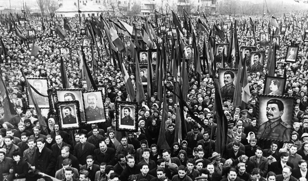 Митинг памяти Сталина в Бухаресте, Румыния, 1953 год. Фото: Sovfoto / Universal Images Group via Getty Images