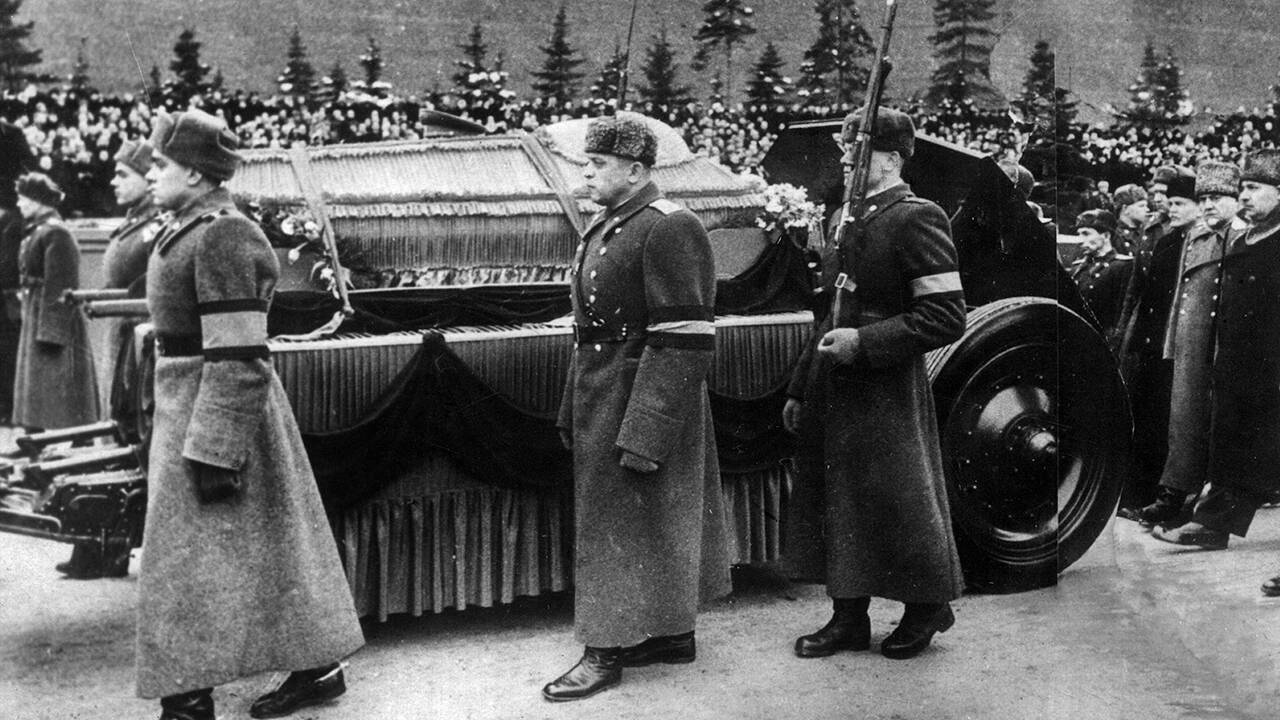 Они боятся его даже мертвого» 60 лет назад тело Сталина тайно вынесли из  Мавзолея и похоронили. Кому это было нужно?: Общество: Россия: Lenta.ru