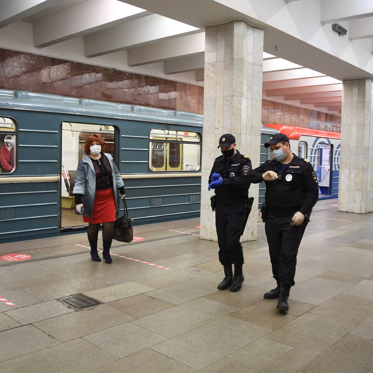 Можно ли в метро с ножом. Полиция Московского метрополитена. Полиция в масках в метро. Люди на станции метро. Полицейский в метро.