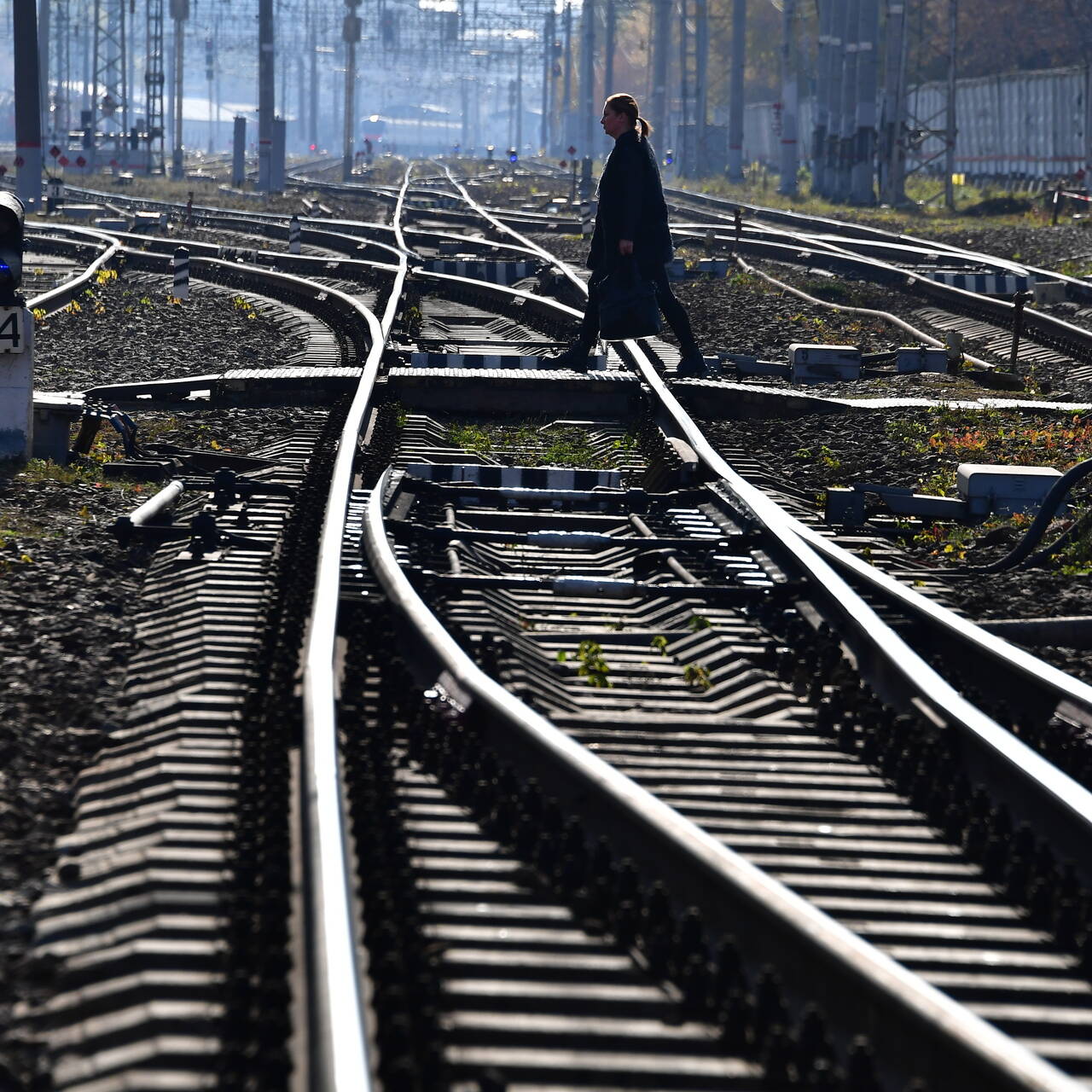 30 километровый поезд под донецком. Железнодорожные пути. ЖД дорога. Переход ЖД путей