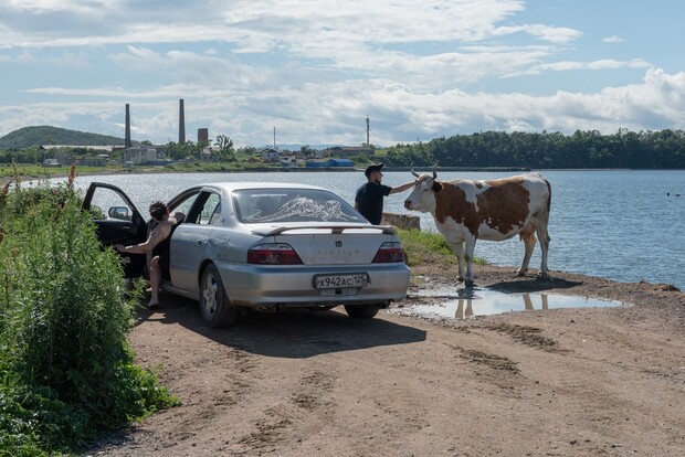 Пляж в поселке Подноджье на острове Русский. Фото: Антон Новгородов