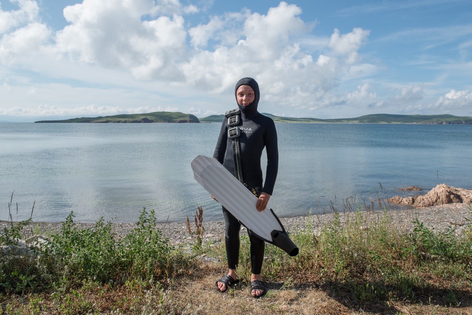 Тимур. В свои 10 лет уже ныряет с грузом за гребешком и трепангом у берега острова Рейнеке