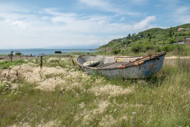 Старая лодка на берегу острова Попова. Фото: Антон Новгородов