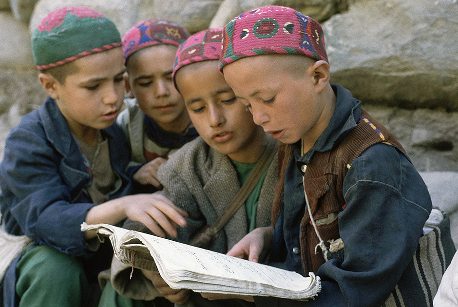 Дети учатся читать Коран в школе, организованной боевиками, 1986 год