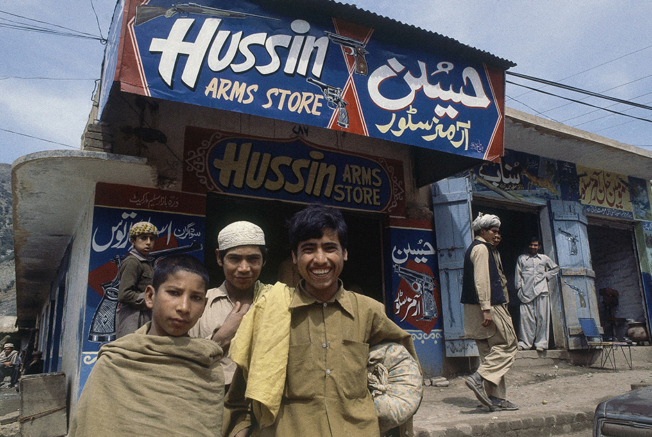 Оружейный магазин, обслуживающий боевиков, в Пакистане, 1980 год
