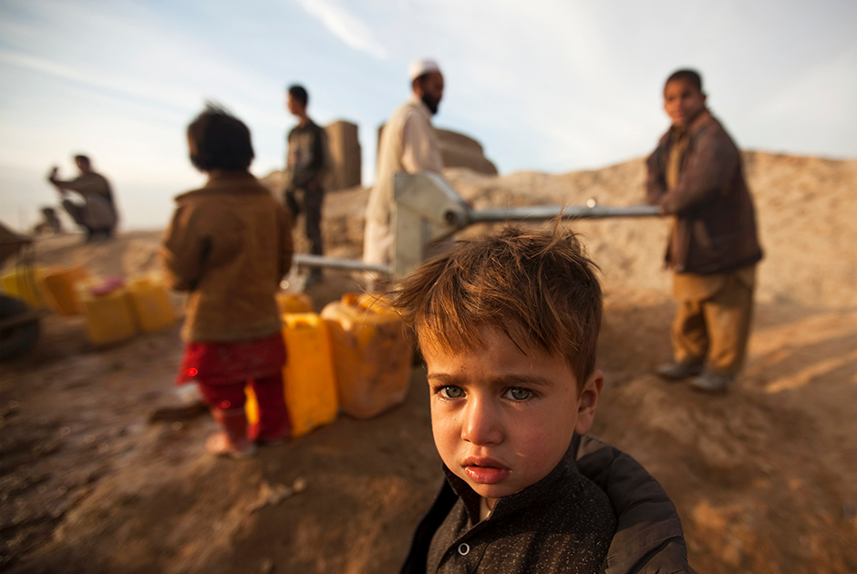 Ребенок во время засухи у гидранта в Кабуле, 2010 год