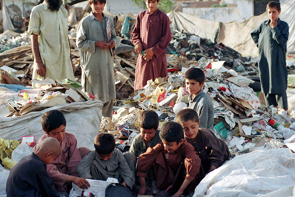 Афганские дети ищут товары на продажу на свалке, 23 июня 2021