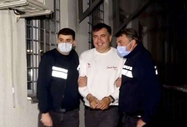 Задержанного после возвращения в Грузию Саакашвили полицейские сопровождают в тюрьму. Рустави, 1 октября