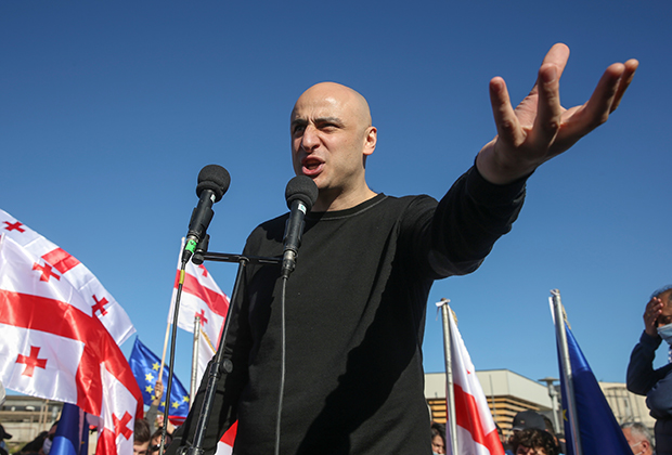 Лидер крупнейшей оппозиционной партии Грузии «Единое национальное движение» Ника Мелиа обращается к сторонникам оппозиции на митинге в Рустави