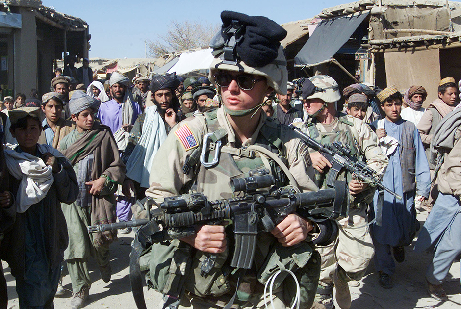 Американские солдаты ищут боевиков «Аль-Каиды» в афганской провинции Пактия в 2002 году