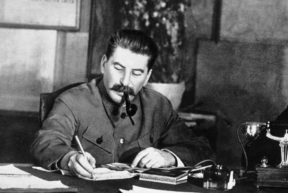 Иосиф Сталин в своем рабочем кабинете. 1938 год 