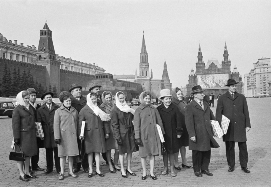 Делегаты XXIV съезда КПСС из Вологодской области на Красной площади. 1971 год
