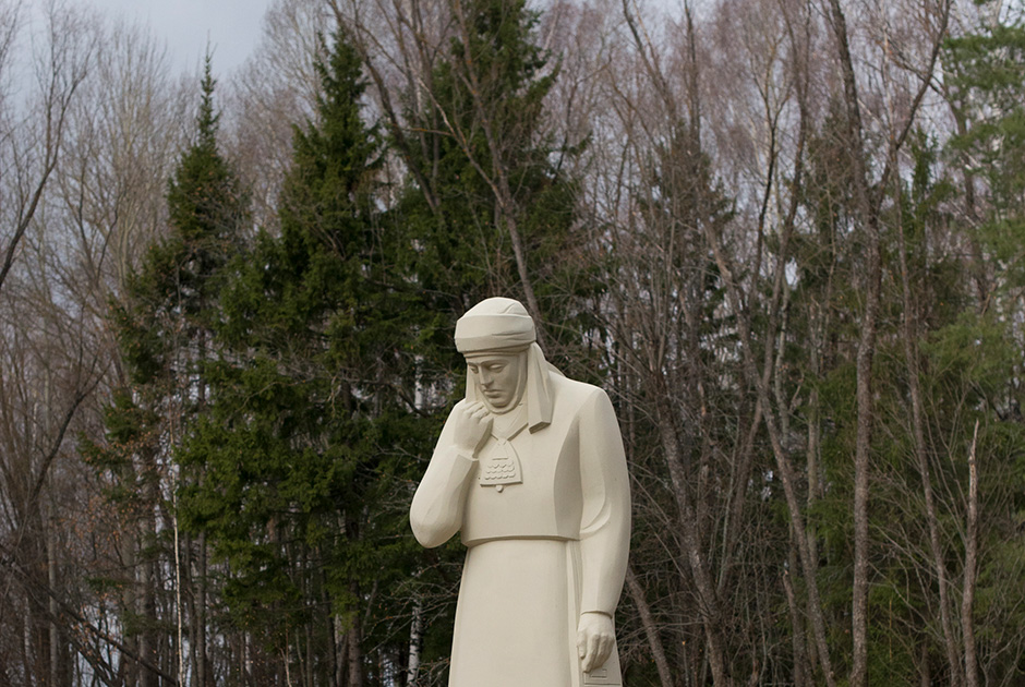 Статуя скорбящей матери на кладбище в Эльбарусово