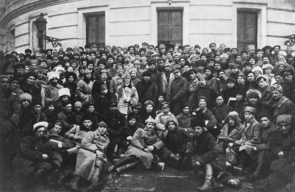 1921 год: Владимир Ленин и Лев Троцкий с бойцами Красной армии 