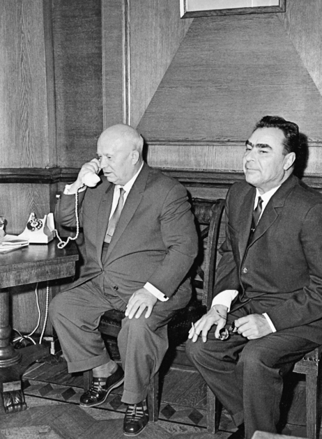 Леонид Брежнев (справа) и Никита Хрущев за два дня до своей отставки. 1964 год  