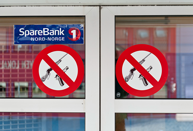 Знаки «Оружие запрещено» на дверях Spare Bank, Лонгйир, Норвегия