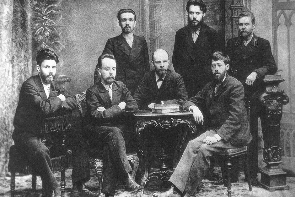 Юлий Мартов (сидит справа) и Владимир Ленин (в центре) в окружении социал-демократов. Конец XIX века 