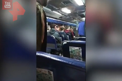 Водитель российского автобуса подрался с пассажиром и попал на видео