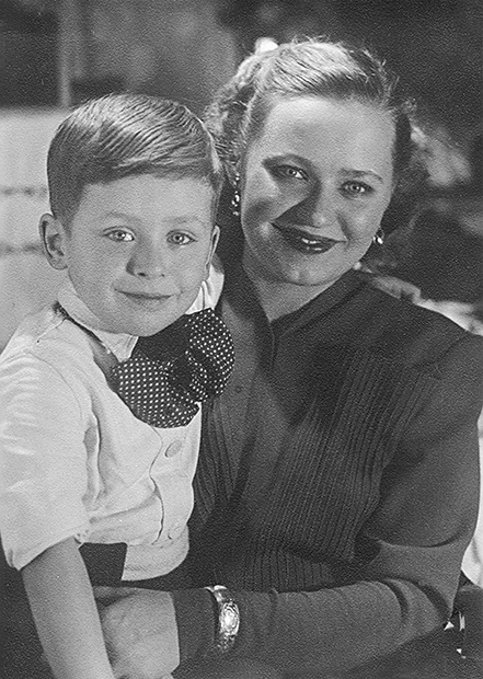 Нина с сыном Виктором, 1950-е годы