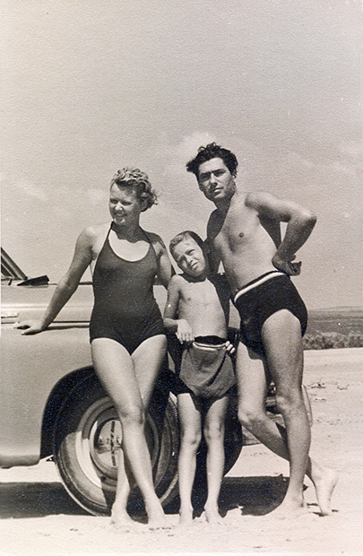 Нина с сыном Витей и мужем Владимиром Панярским на отдыхе в Анапе, 1957 год