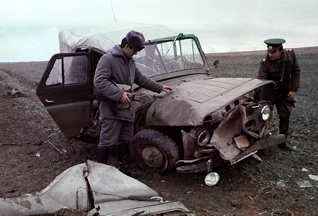 Советские военные осматривают машину, подорвавшуюся на мине в Нагорном Карабахе. Фото: Сергей Титов / РИА Новости