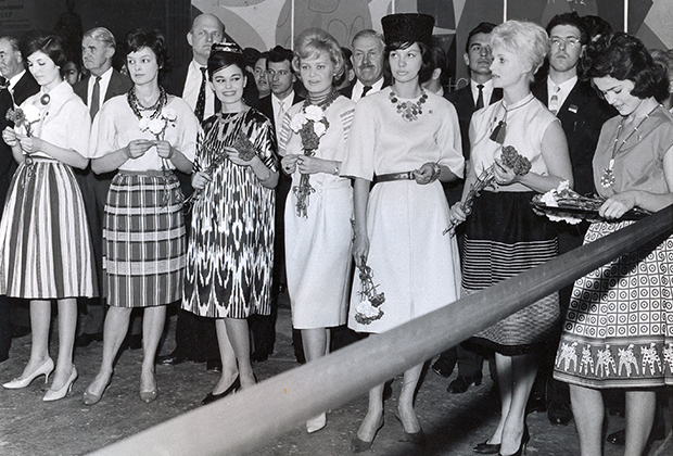 Советские манекенщицы в Лондоне, Нина Вагина в центре. 1961 год