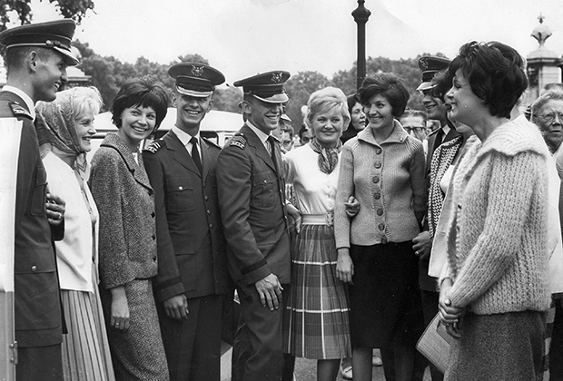 Советские манекенщицы в Лондоне, Нина Вагина (в белом) в центре. 1961 год