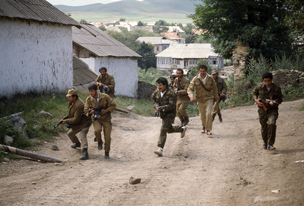Во время обстрела на улицах села Мехмана, Нагорный Карабах, 21 сентября 1992 года. Фото: Литвин Олег / ТАСС