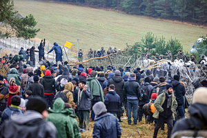 Сотни мигрантов прорываются в Польшу из Белоруссии. Польские войска стянуты к границе и готовятся к обороне