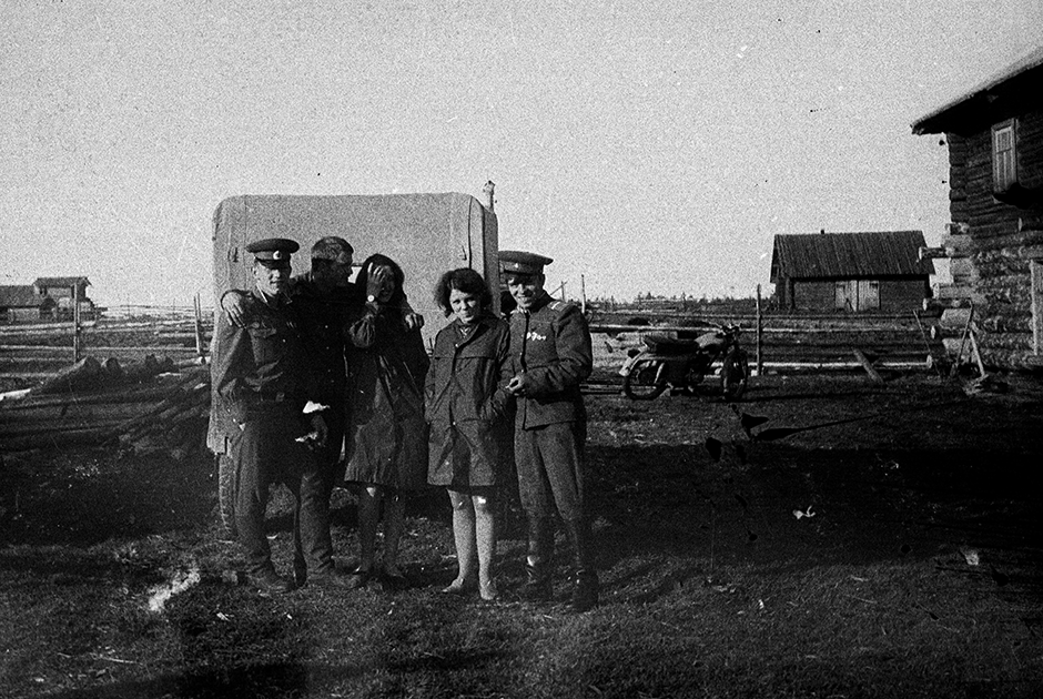 1970-е. Парни из деревни Лихотинка вернулись из армии и отмечают это событие со своими невестами и друзьями