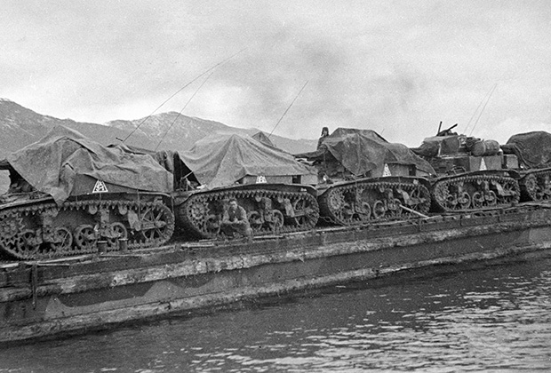Десантная баржа с американскими легкими танками МЗ «Стюарт», поставляемыми по ленд-лизу