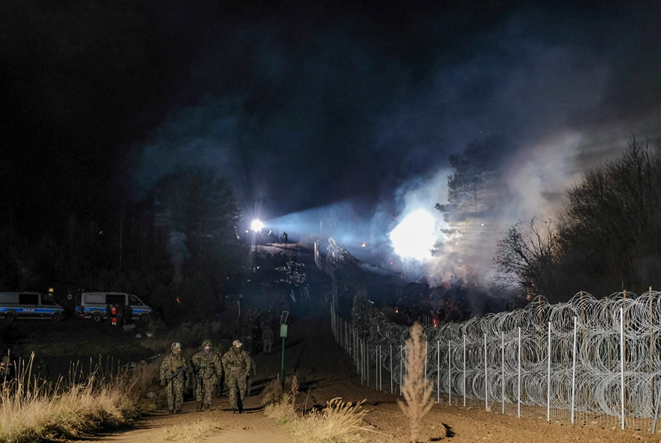 Польские военнослужащие тщательно охраняют территорию у границы