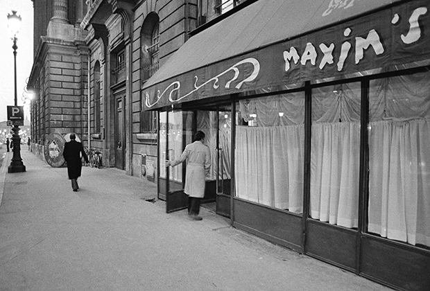 Житель Парижа у ресторана Maxim's, который в течение 25 лет удерживал три звезды Michelin, 1978 год