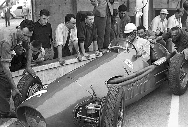 Победитель первого официального Гран-при в истории чемпионатов мира «Формулы-1» итальянский автогонщик Джузеппе Фарина за рулем Ferrari с шинами Pirelli, 5 июля 1953 года