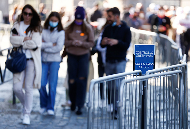 Контроль Green Pass на входе в Колизей. Рим. Фото: Guglielmo Mangiapane / Reuters