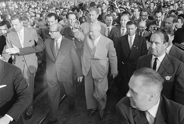 1 июля 1960 года. Никита Хрущев (в центре) во время одной из рабочих поездок