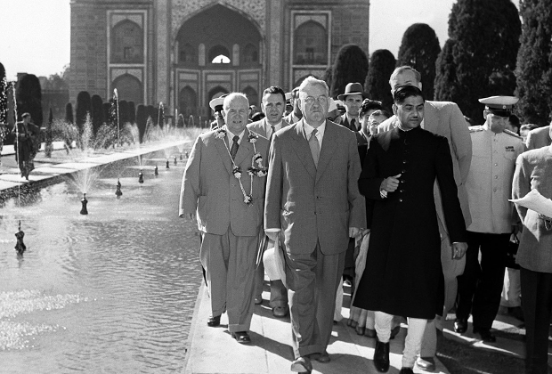 Индия, Агра. Ноябрь 1955 года. Никита Хрущев (слева на втором плане) и Николай Булганин (в центре на первом плане) у Больших ворот Тадж-Махала