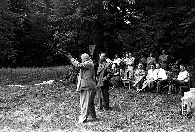 Подмосковье, 1963 год. Никита Хрущев (в центре) и делегаты из Чехословакии в Завидово